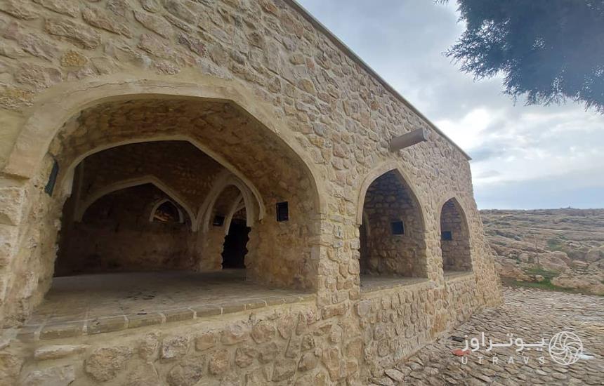 بنای تاریخی چاه مرتاض علی در کنار گهواره دید شیراز